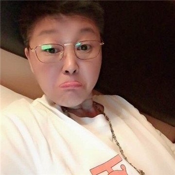 阳光透过尘飞舞